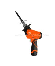 เลื่อยชักไร้สาย PUMPKIN 12V 50354 ขณะสาธิตการใช้งานตัด